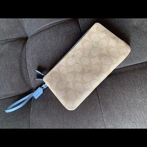 Auth. Coach Double Zip Wallet - Khaki/Pacific Blue
